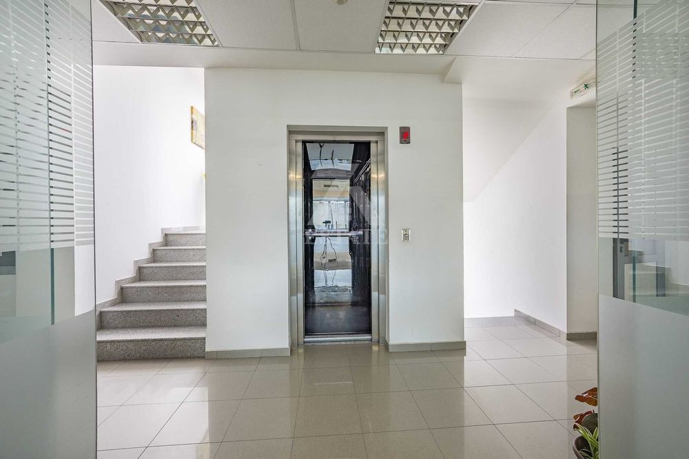 Дава под наем просторен офис в ж. к. Хаджи Димитър