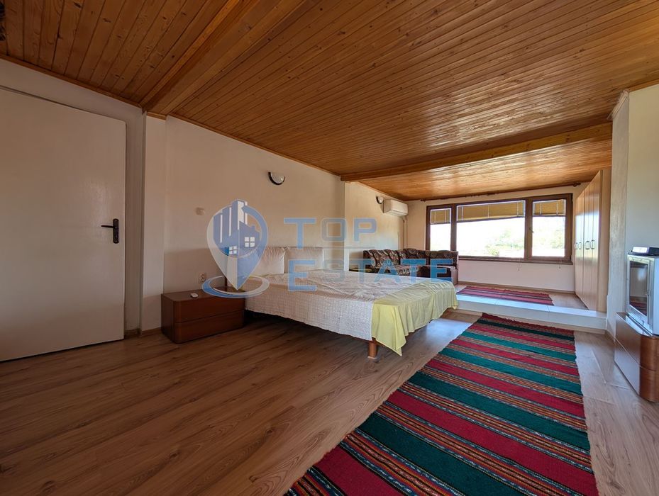 Масивна двуетажна къща в село Караисен