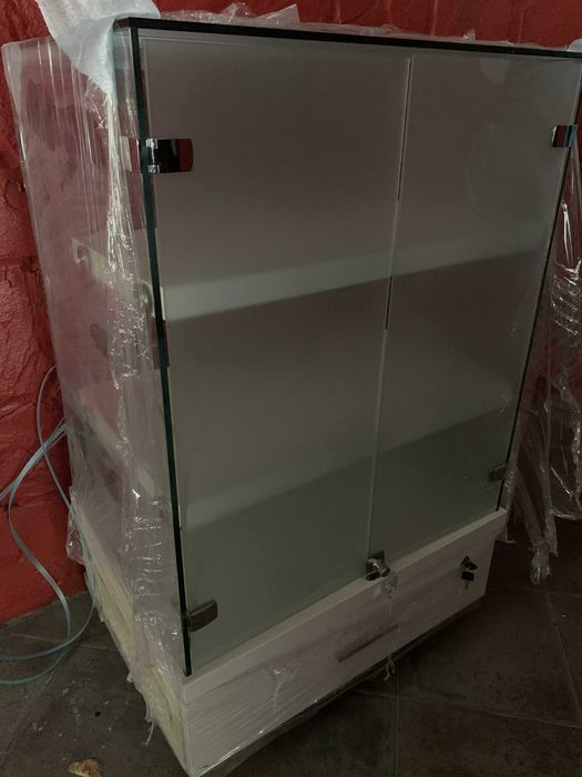 ЛУКСОЗНА ВИТРИНА italy 2 броя на цена 300 лева цена