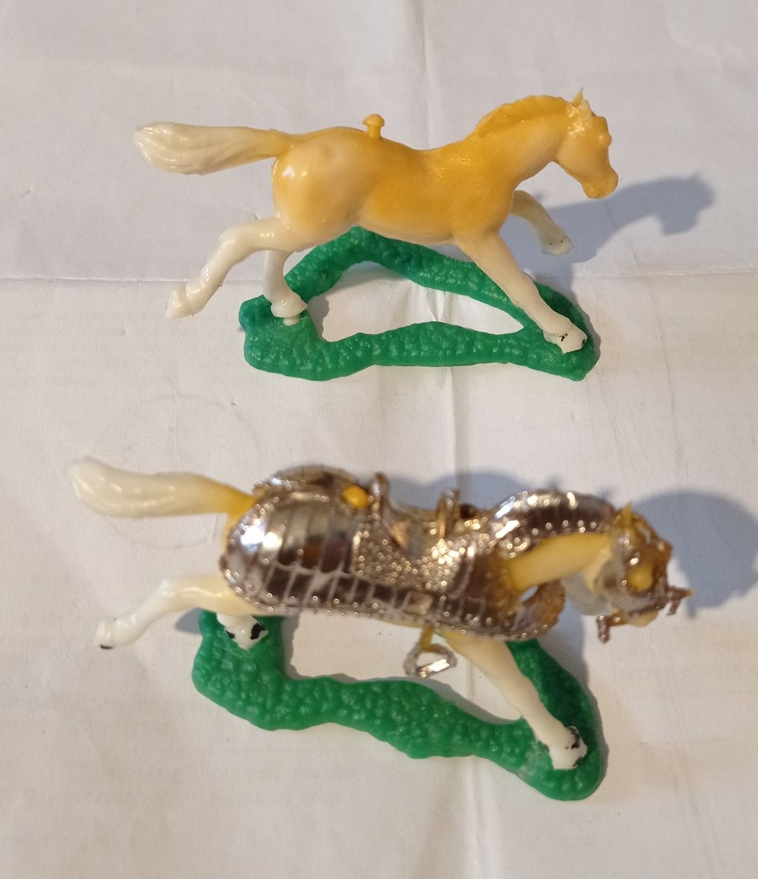 Vând/Schimb figurine două vechi românești din perioada comunismului.