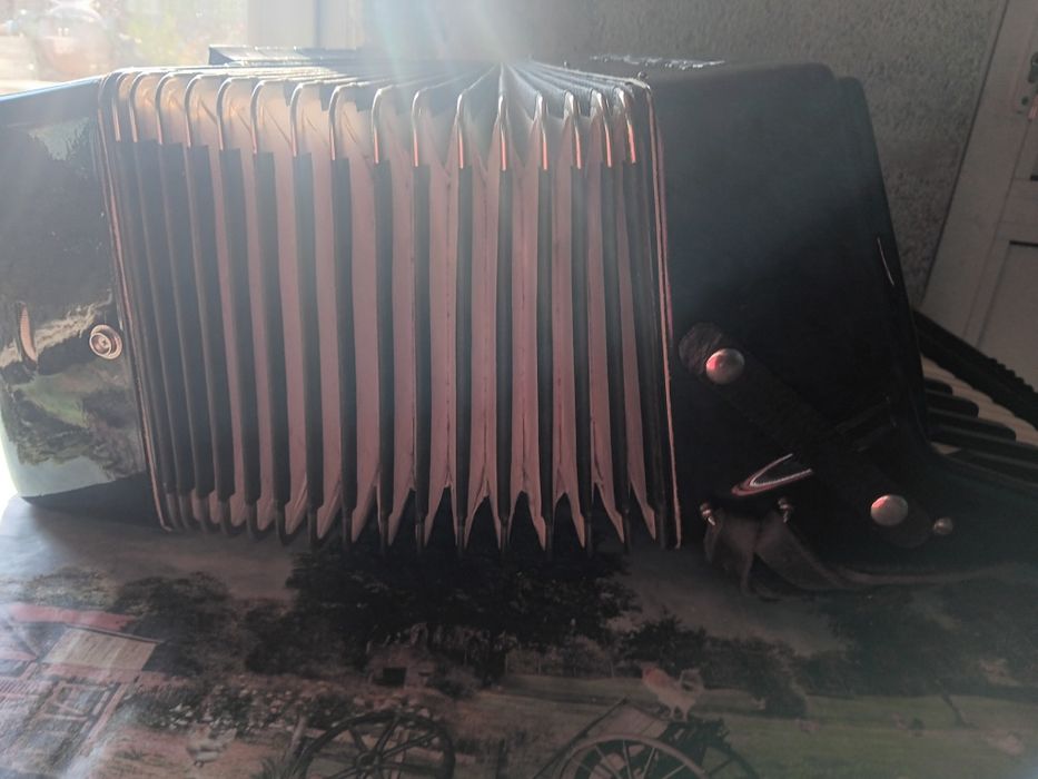 Продавам акордеон Weltmaster Stela 96 баса