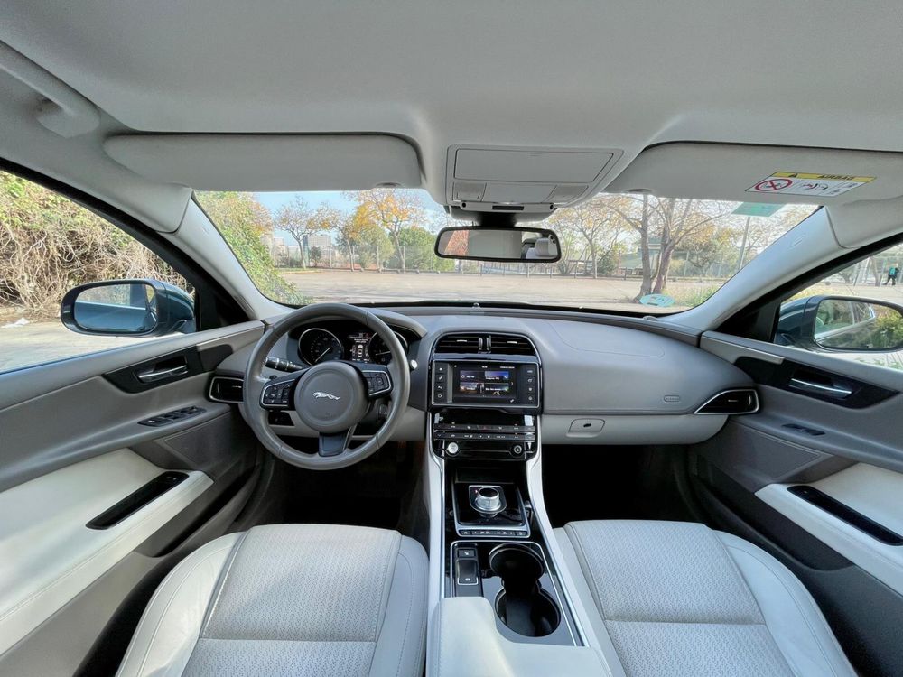 Inchiriez Jaguar XE Bucuresti
