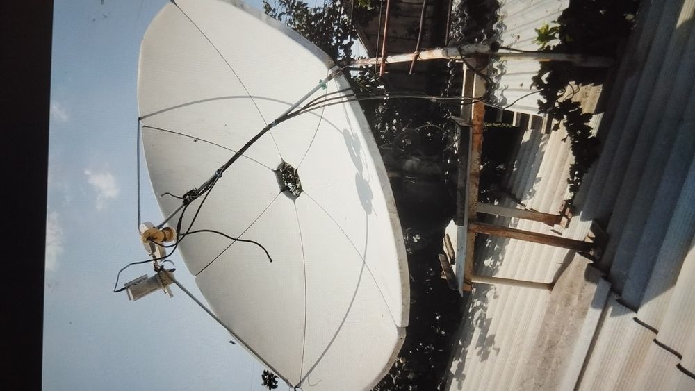 Продается спутниковая антенна большая , с головками и мотором