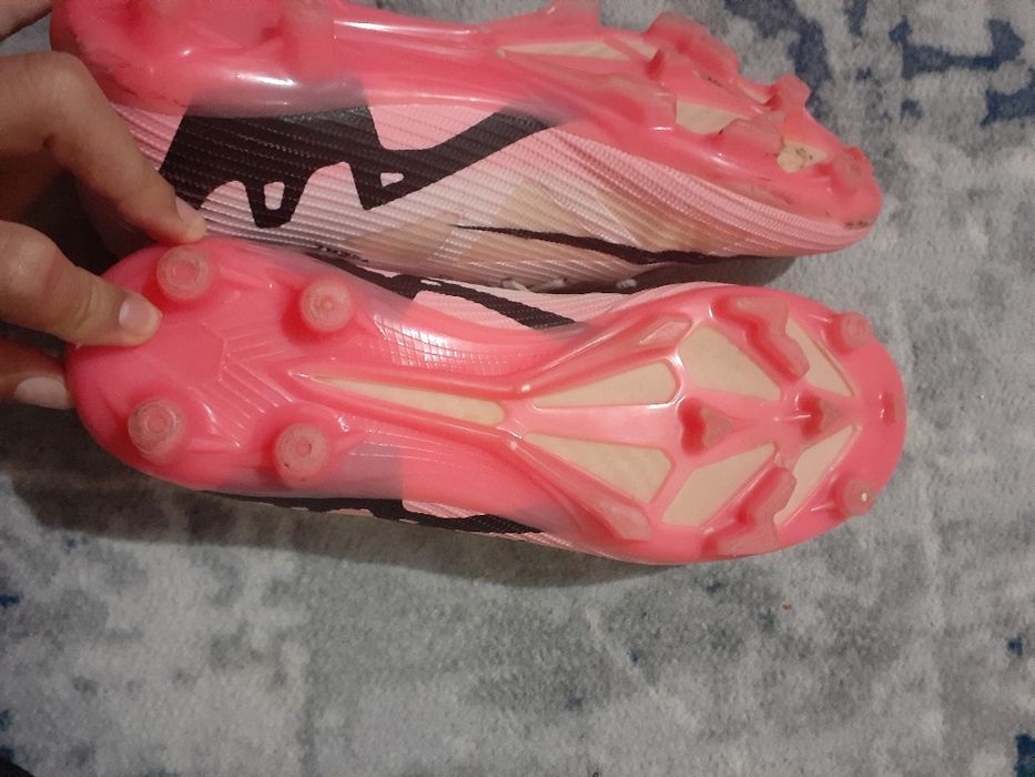 Nike butsi tezaz yaxshi  Navoiy shahri  kelishamiz tel qiling gaplasha