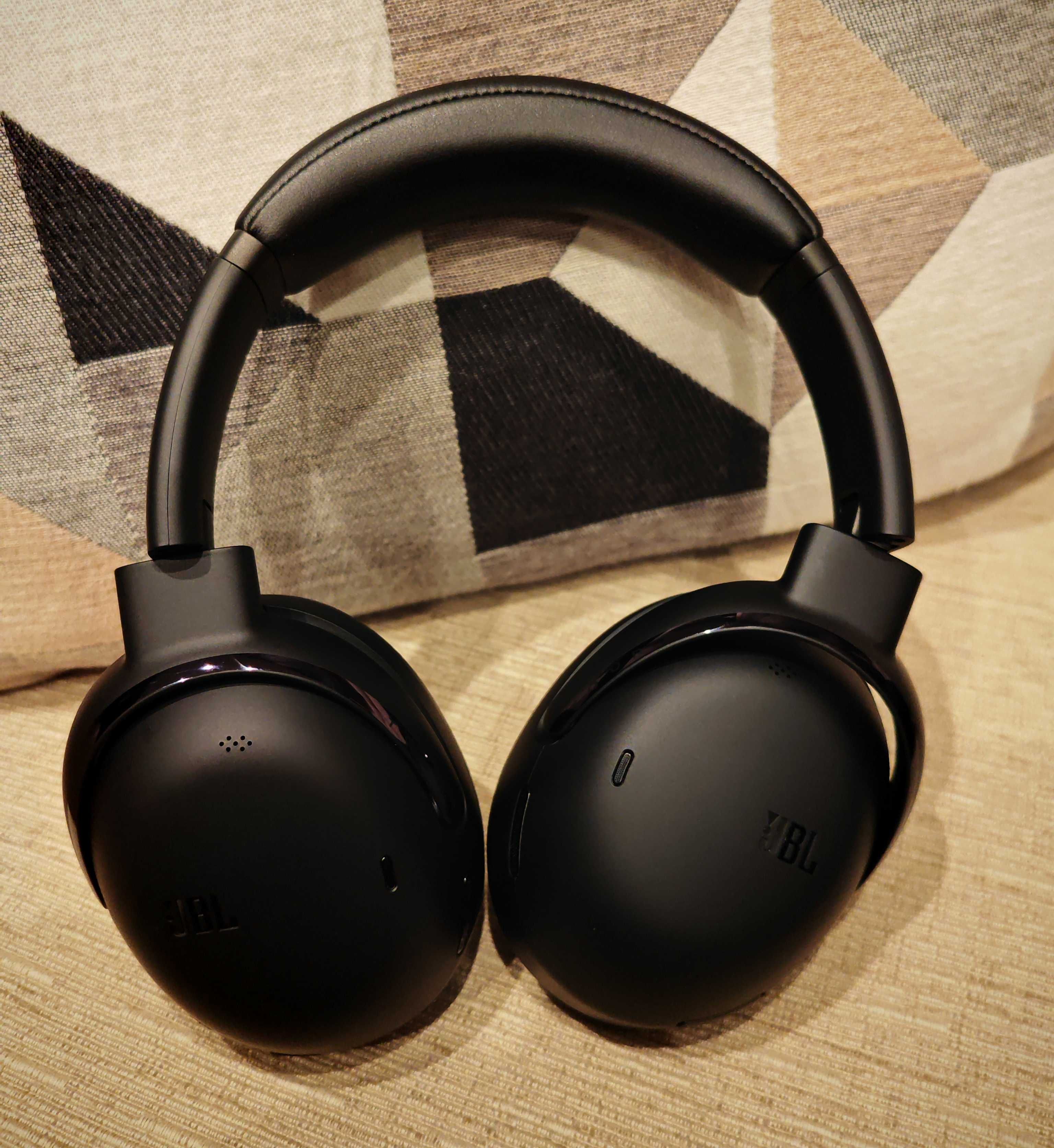 JBL Tour One M3 черно Ново