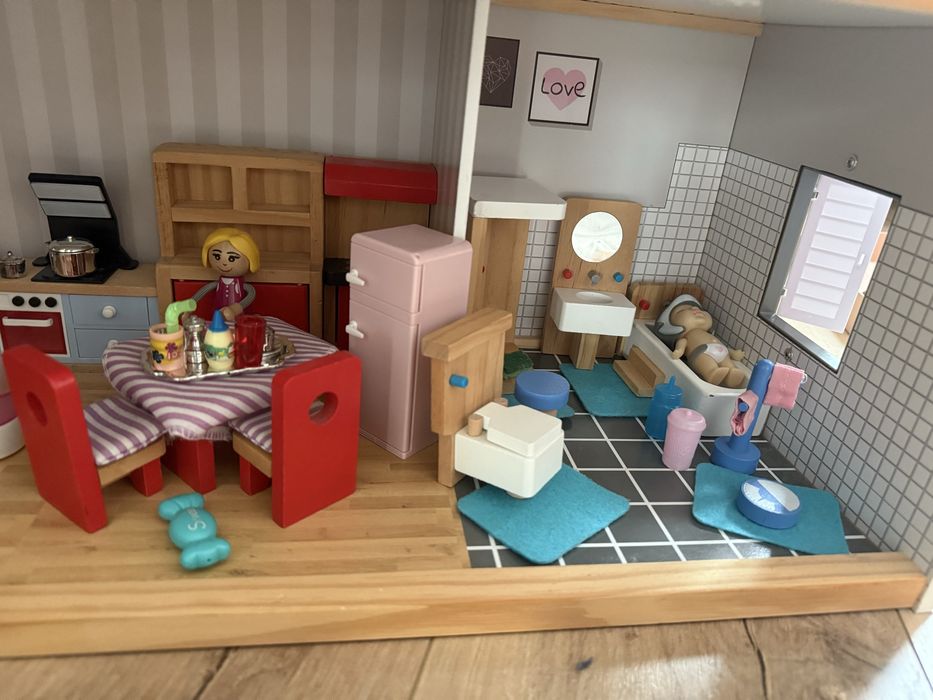 Дървена къща за кукли с много мебели и семейство