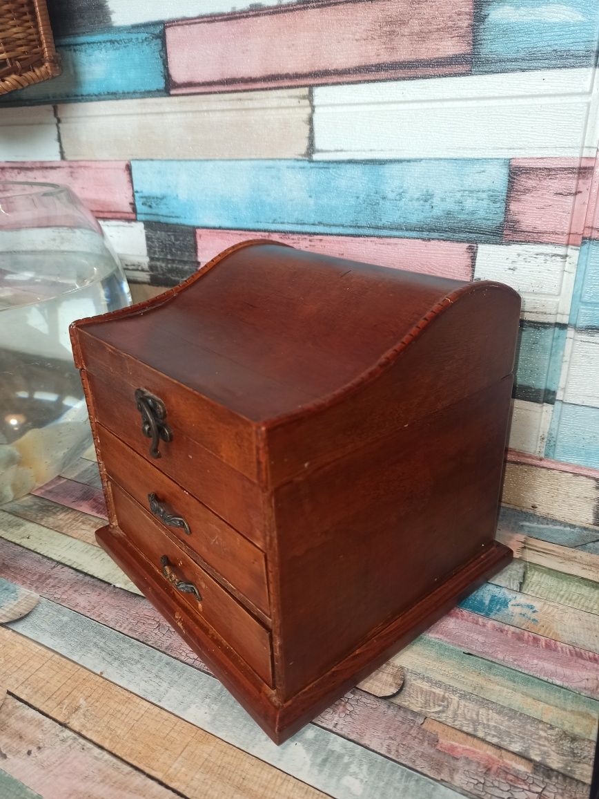 Стара бижутерка/бръснарска кутия
