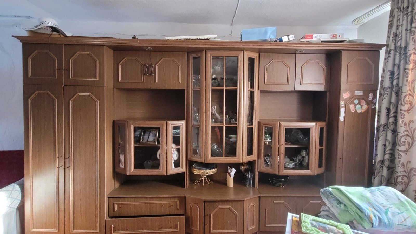 Продаю качественный шкаф-сервант в классическом стиле.
Материал — ЛДСП