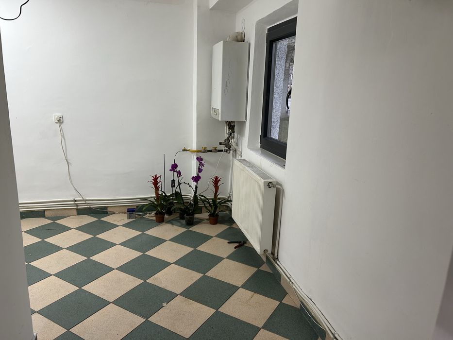 De inchiriat spatiu comercial de 50 m” linga Non Stop ,Capsa . Barlad