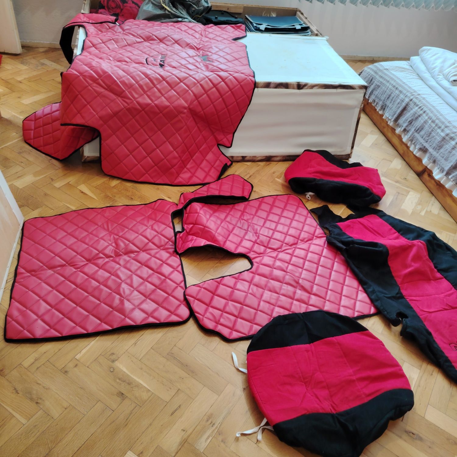 Пердета,чисто нови,неупотребявани.Продавам кожени стелки за МАН и  РЕ