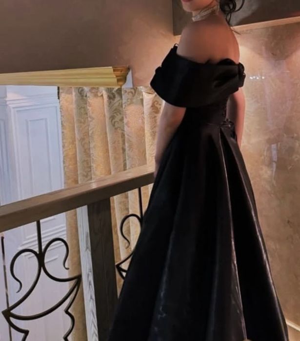 Срочно продам Атласное платье.