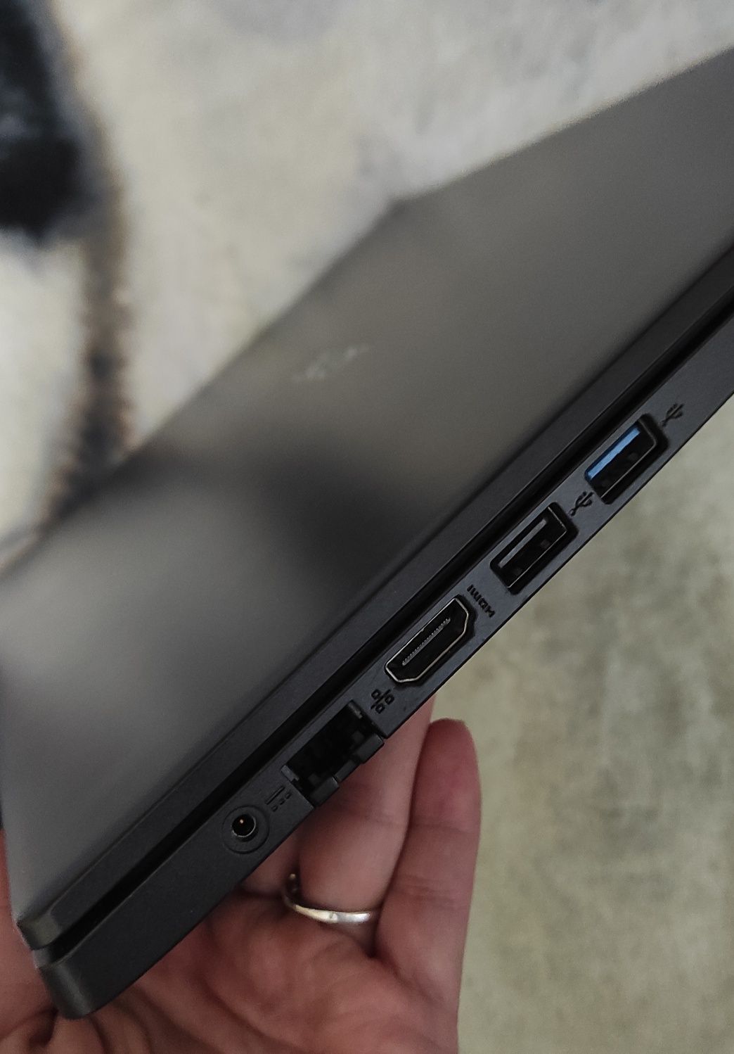 Лаптоп марка Acer, бизнес чанта DELL и универсално зарядно Hama
