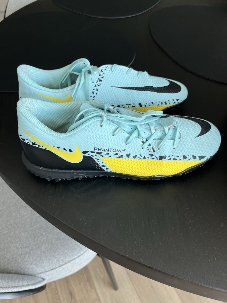 Футболни обувки ” NIKE”