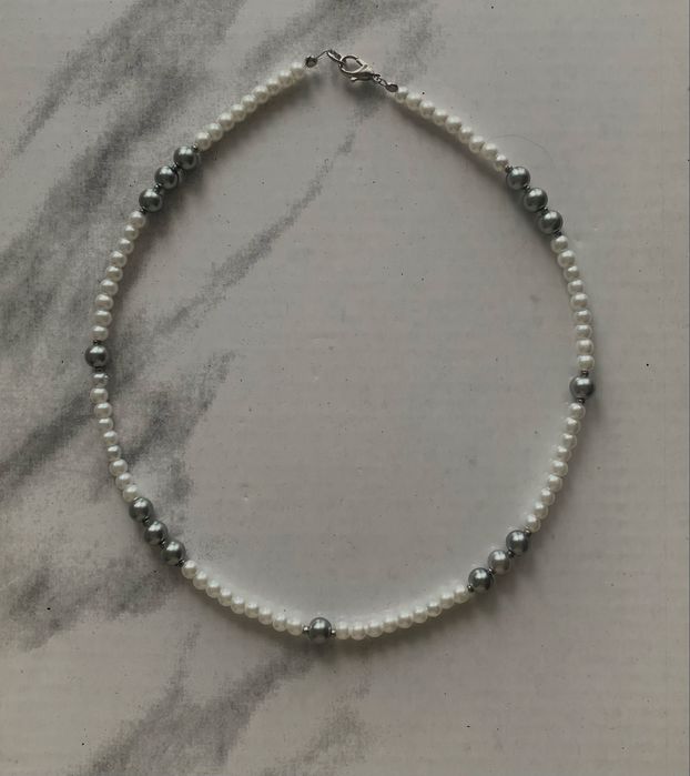 Colier handmade din margele albe si gri