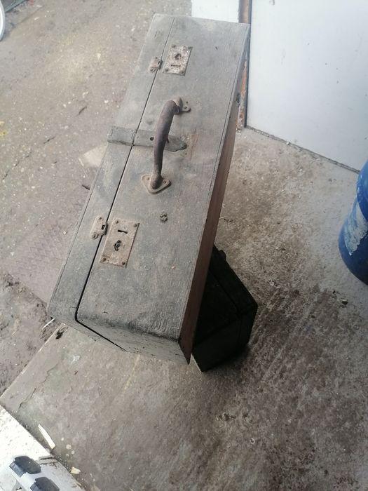 Vând 2 valiză de armata