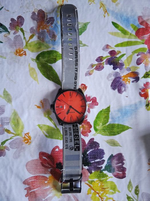 Vând ceas DIESEL dar are un mic defect nu merge bateria dar se schiba