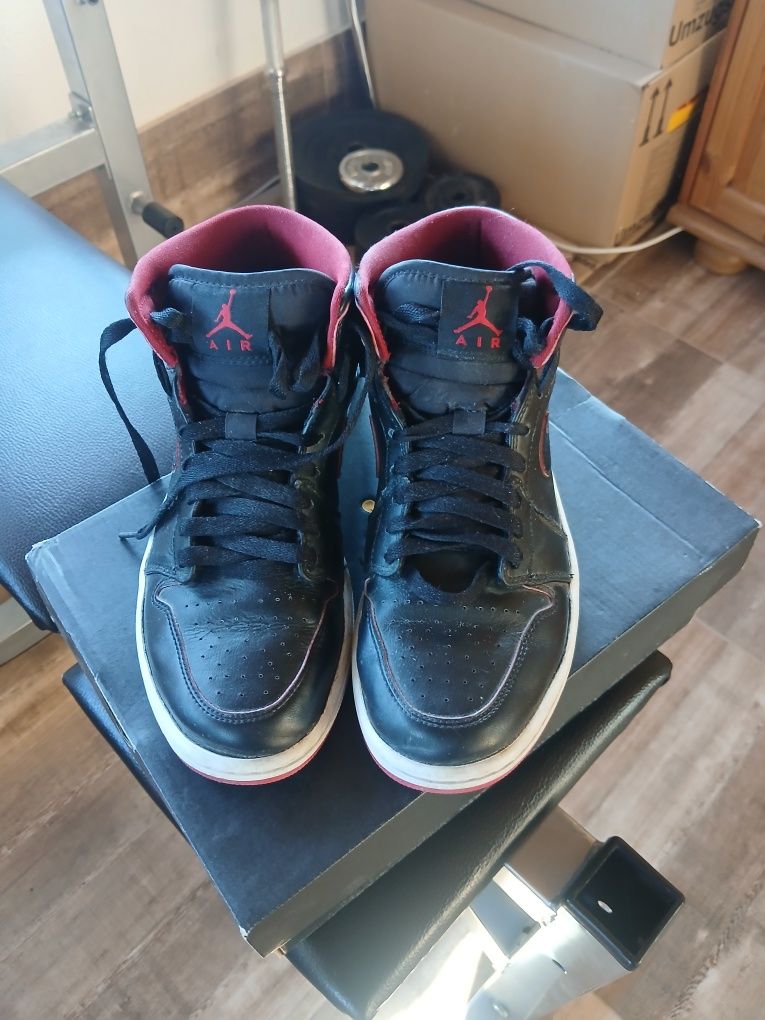 Jordan 1 Retro Mid Black Red White