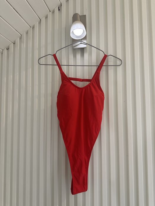 Цял червен бански с прашка