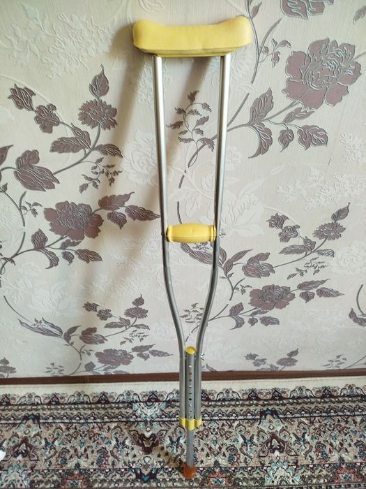 Клюшка есть и Костыли в аренду разные  детск и взрослые есть