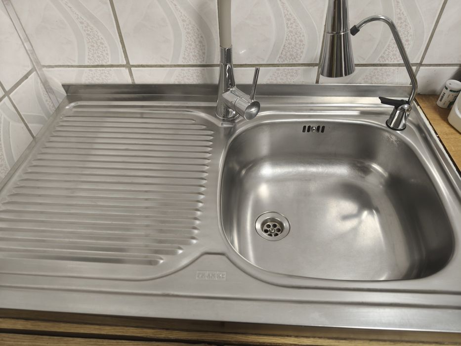 Vând chiuveta de inox in stare foarte buna,fara defecte ,dimensiuni 80