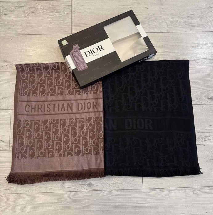 Луксозни шалове в кутия.