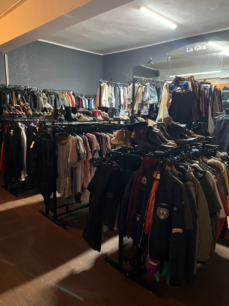 Lichidare de stoc , se vinde toata marfa angro