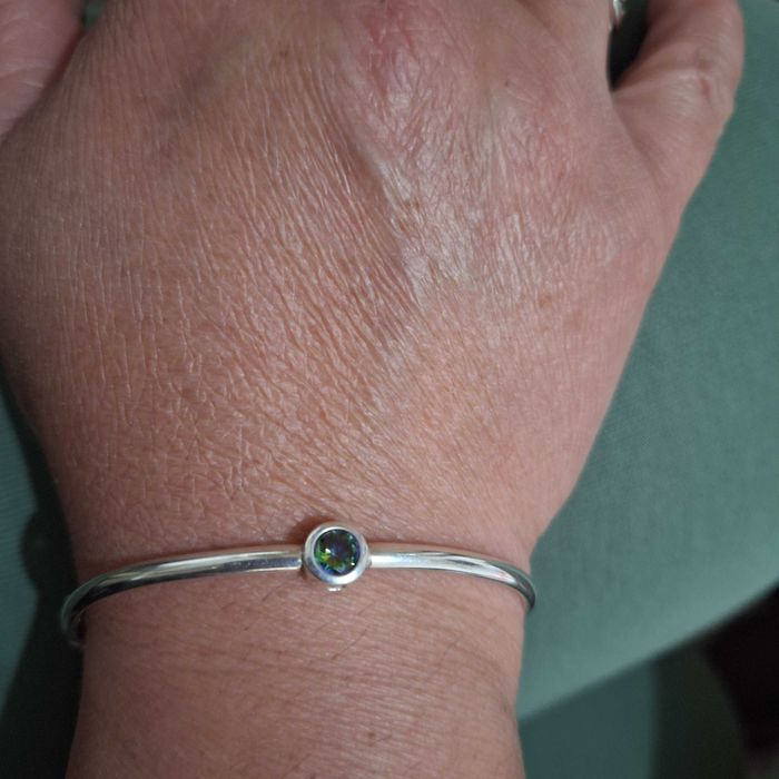 Сребърна твърда гривна с камък