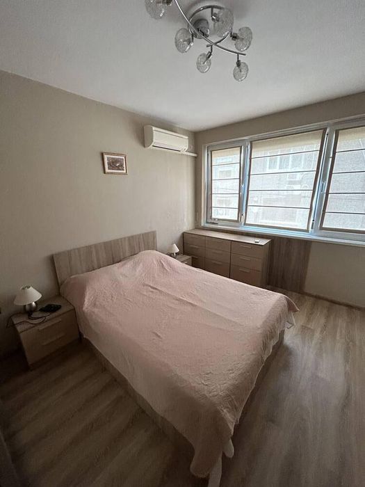 Дава се под наем Двустаен апартамент в Бургас, Център - 60 кв.м за 561 € - Снимка #3