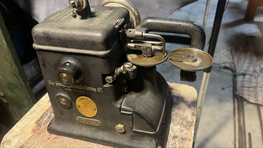 Шевна машина - кожи, кожуци и калпаци! Singer