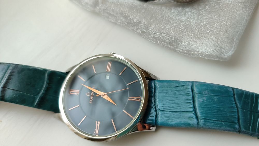 Ручные часы продам  50 000 тенге  в отличном состоянии