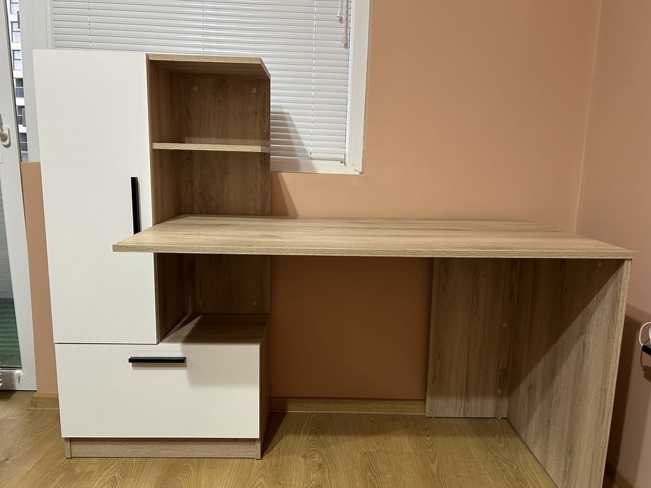 Бюро и стол.