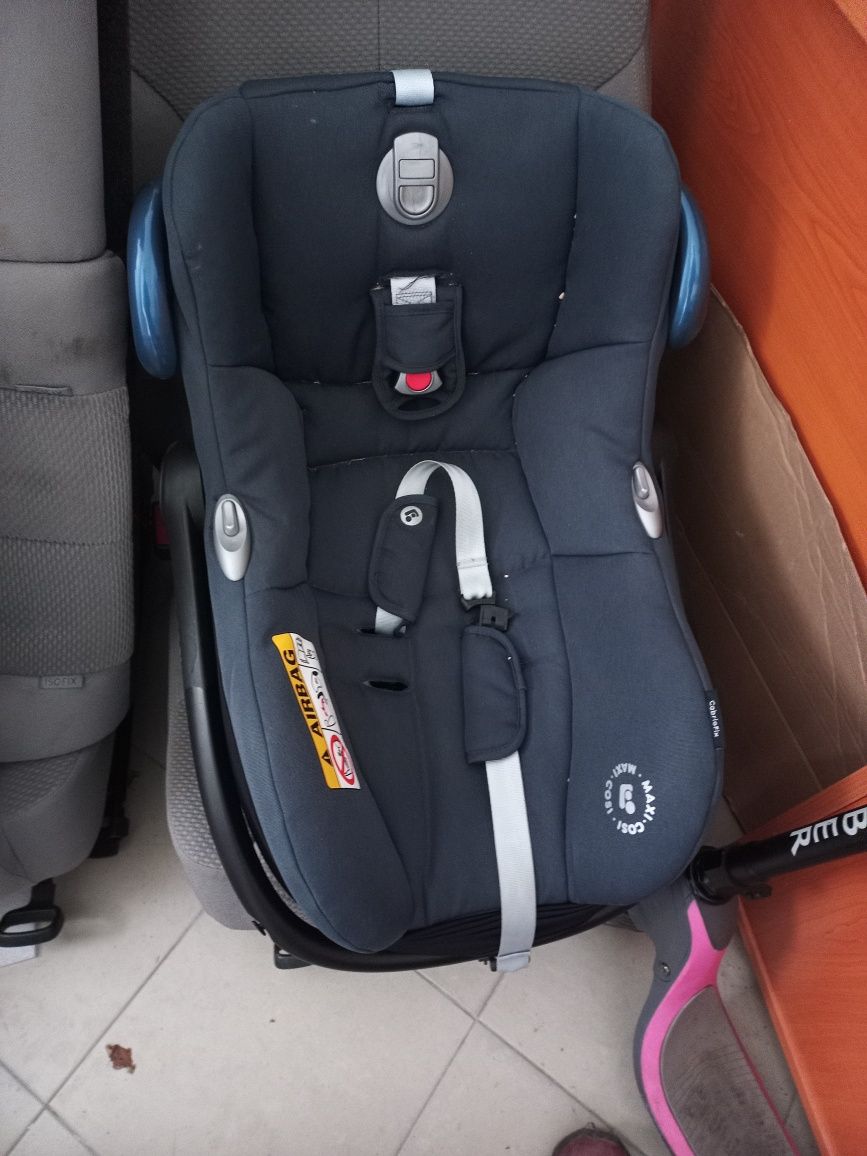 Столче за кола за новородено Maxi Cosi + подарък адаптери за количка