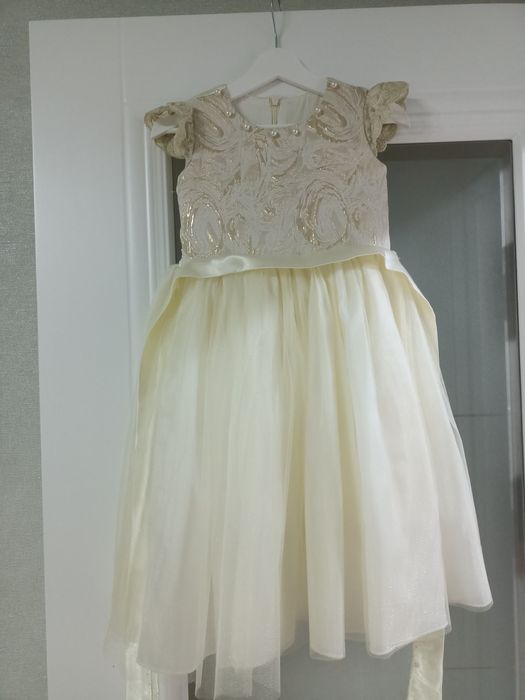 Продам платья на 3-4 года