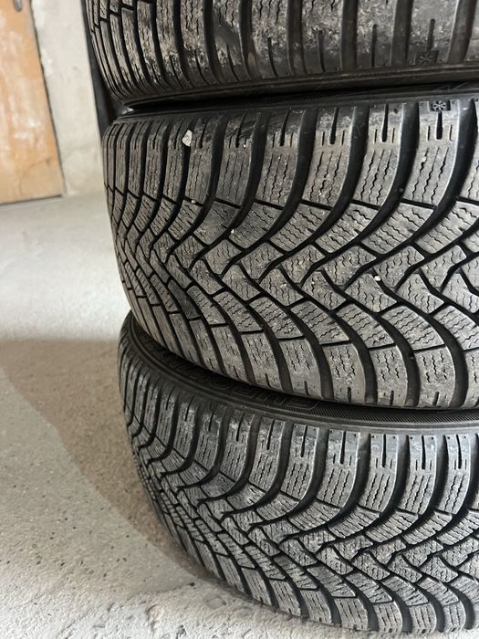 Зимни гуми 215/45R17