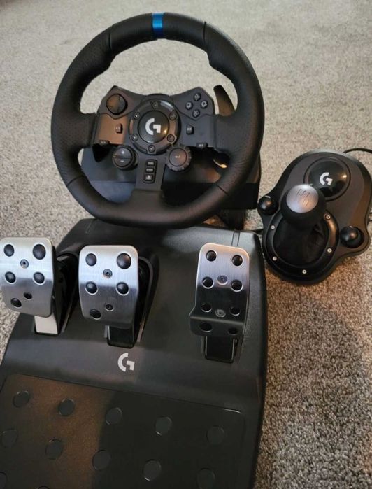 Logitech G923 в комплект с педали и скоростен лост