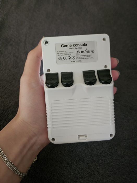 Consolă Portabilă Retro R36S