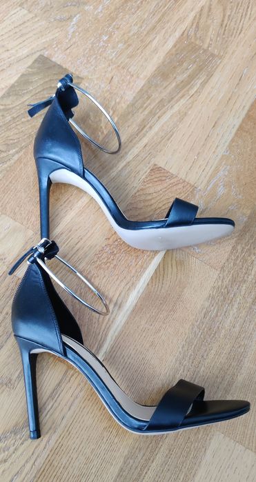 Sandale negre cu baretă metalică