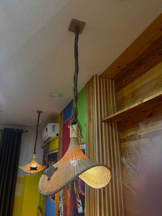 Плетёные подвесные светильники — 7 штук.