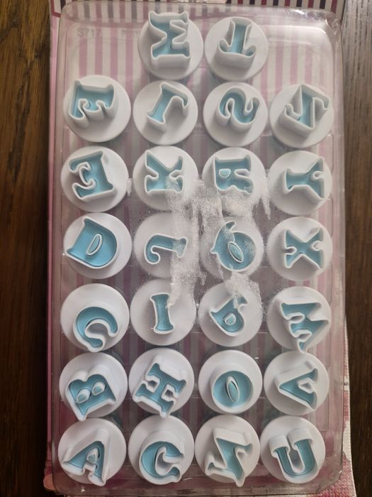 Decupiruri pentru litere din pastă de zahăr