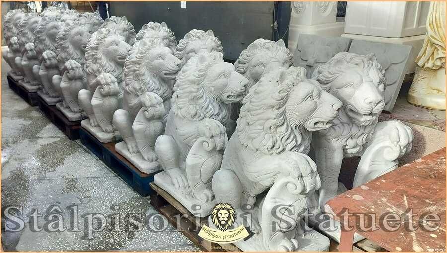 Statuetă leu mare cu blazon, gri patinat, model S1.