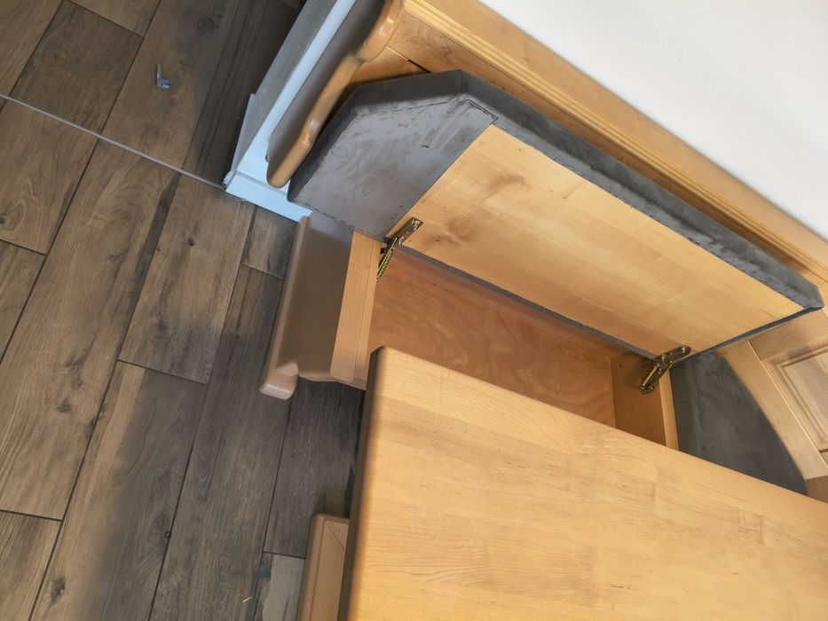 Coltar bucatarie cu masa și scaun