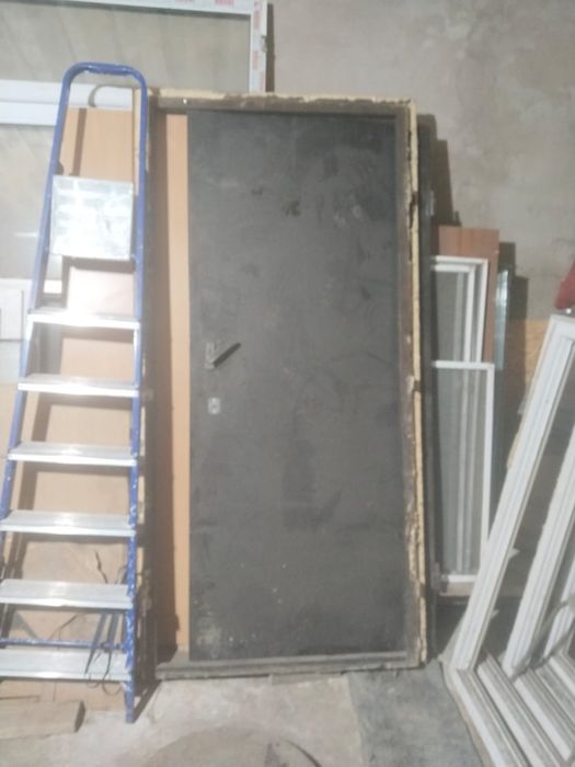 Дверь уличная продаётся