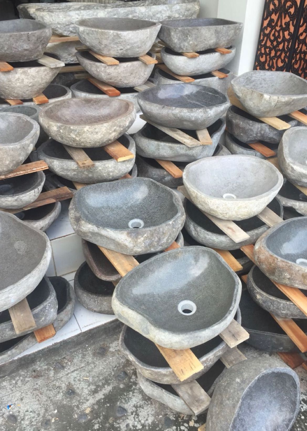 Раковины из натурального камня.