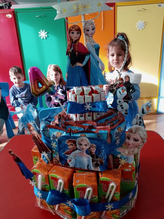 Tort din dulciuri ambalate