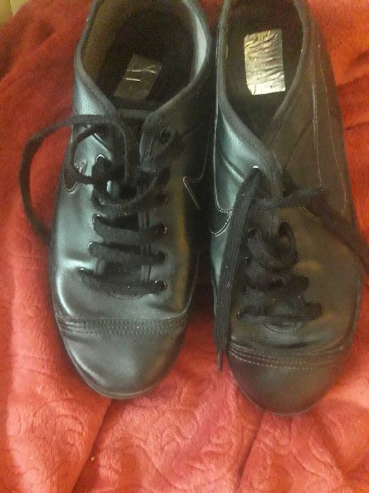 КожениБотуши37номер 70лв, 38-50лв,Бежови37н 10лв,Найк10лвReebok44-30лв