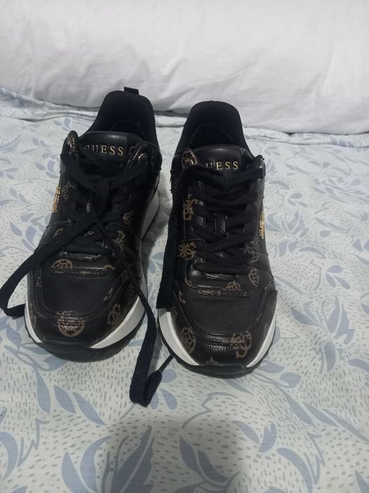 Adidasi dama marca Guess, marimea 38