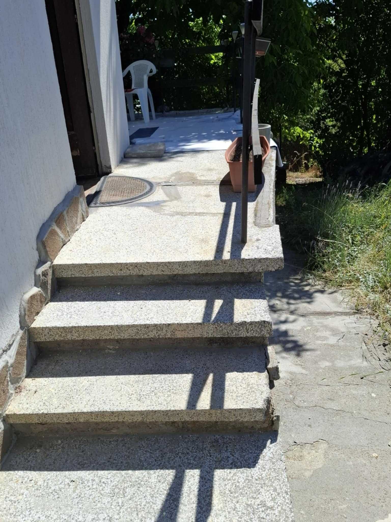 Продавам малка двуетажна къща в с.Ярославци, община Брезник
