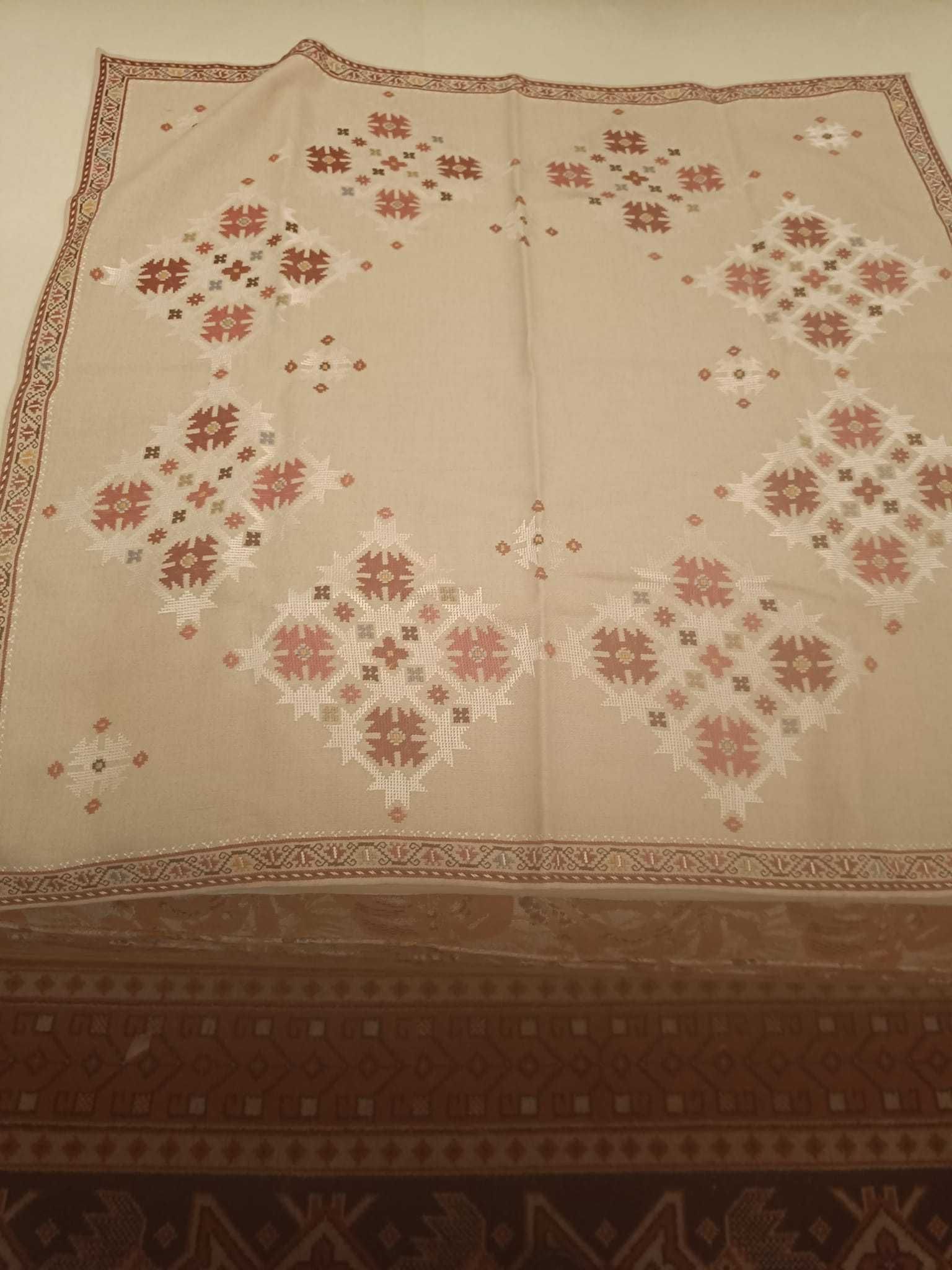 Vand macrameuri si fete de masa de colectie