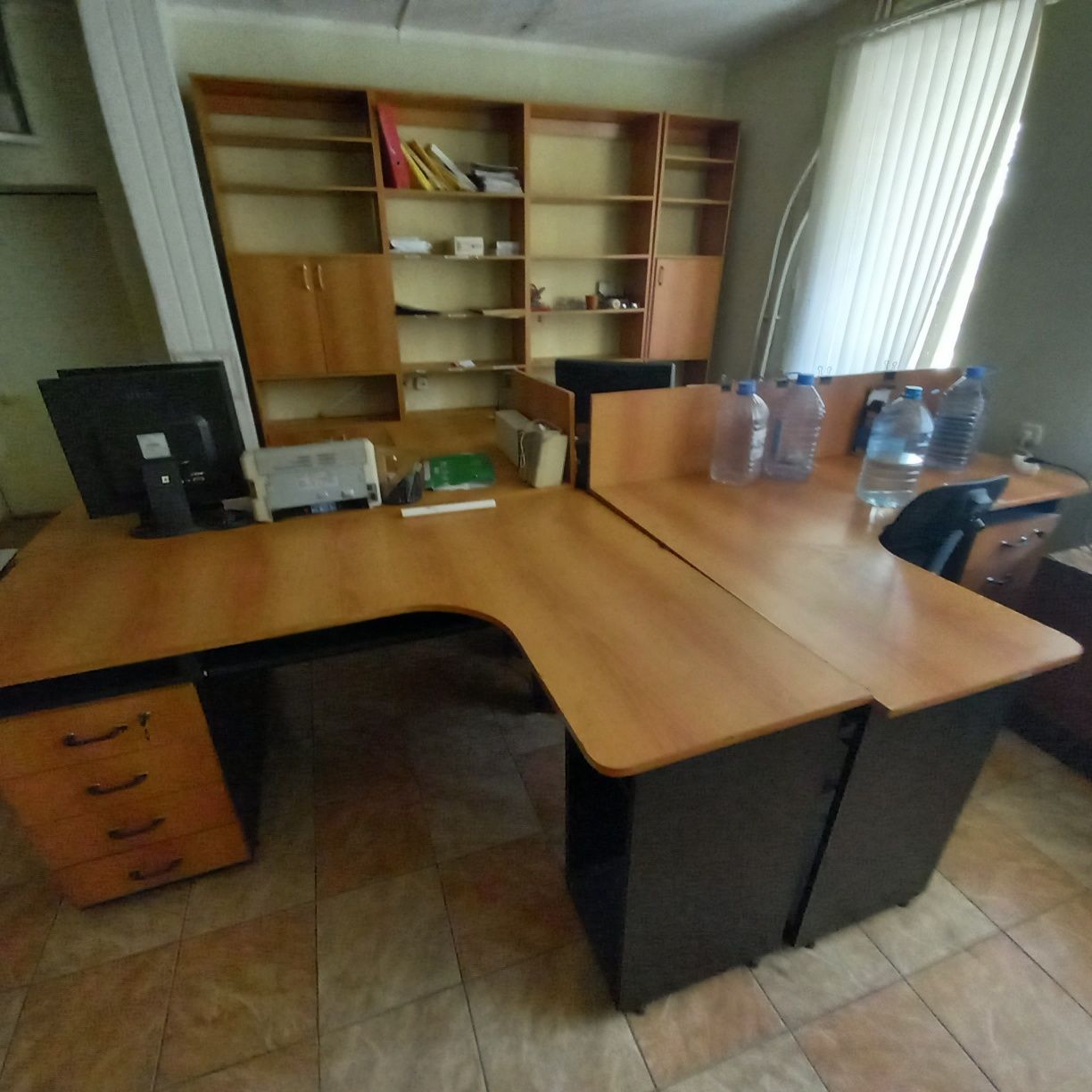 Столы компьтерные шкафы, стелажи