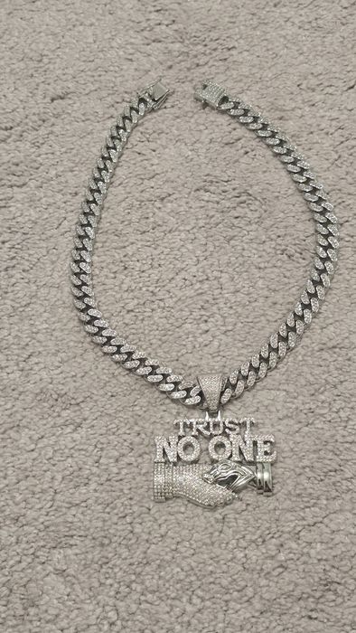 Colier  "trust no one"